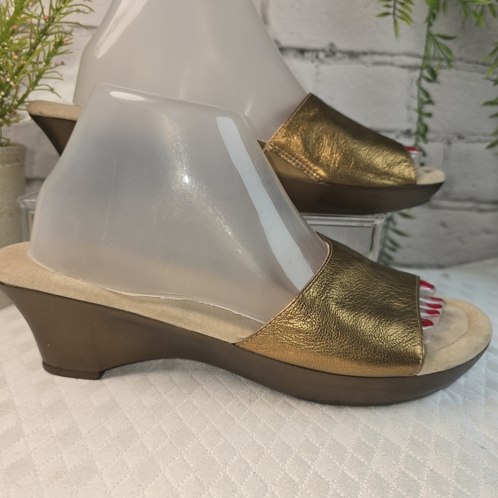 TIMELESS TALBOTS GOLD METALLIC MULES SLIP ON HEELED SANDAL WOMENS 8.5 LIKE NEW - Picture 2 of 11